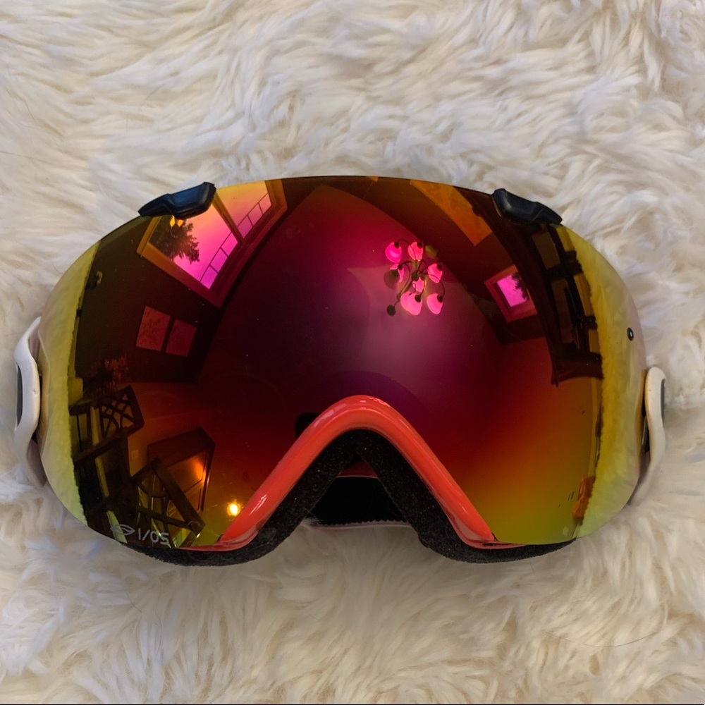 Smith optics IO/S goggles. Pink and black with pink mirror lens.
